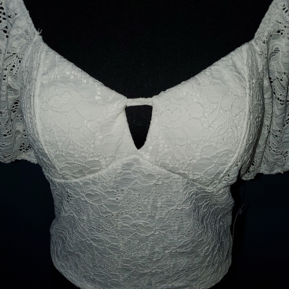 No Boundaries Sweetheart Cutout Wide Neck Lace Crop Top - NEW - Large - Picture 2 of 10